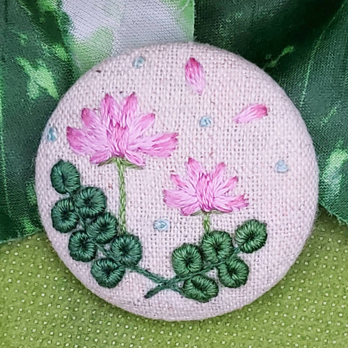 手刺繍ブローチ・ヘアゴム 春《レンゲソウ》×生成り くるみボタン