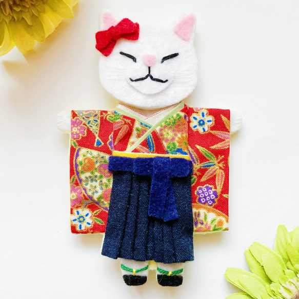 一点物【おめかしおねむねこ】赤袴（ブローチ＆バッグチャームの2way）白猫・フェルト・着物・ドール・春・ひな飾り 3枚目の画像