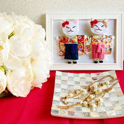 一点物【おめかしおねむねこ】赤袴（ブローチ＆バッグチャームの2way）白猫・フェルト・着物・ドール・春・ひな飾り 6枚目の画像