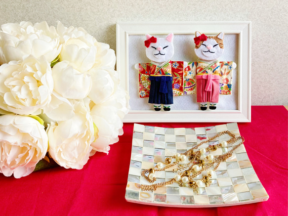 一点物【おめかしおねむねこ】赤袴（ブローチ＆バッグチャームの2way）白猫・フェルト・着物・ドール・春・ひな飾り 6枚目の画像