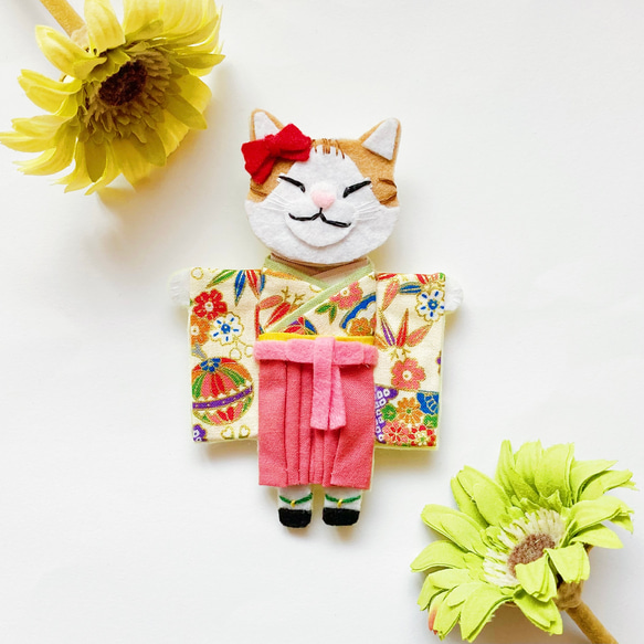一点物【おめかしおねむねこ】白袴（ブローチ＆バッグチャームの2way）猫・フェルト・着物・ドール・春・ひな飾り 2枚目の画像