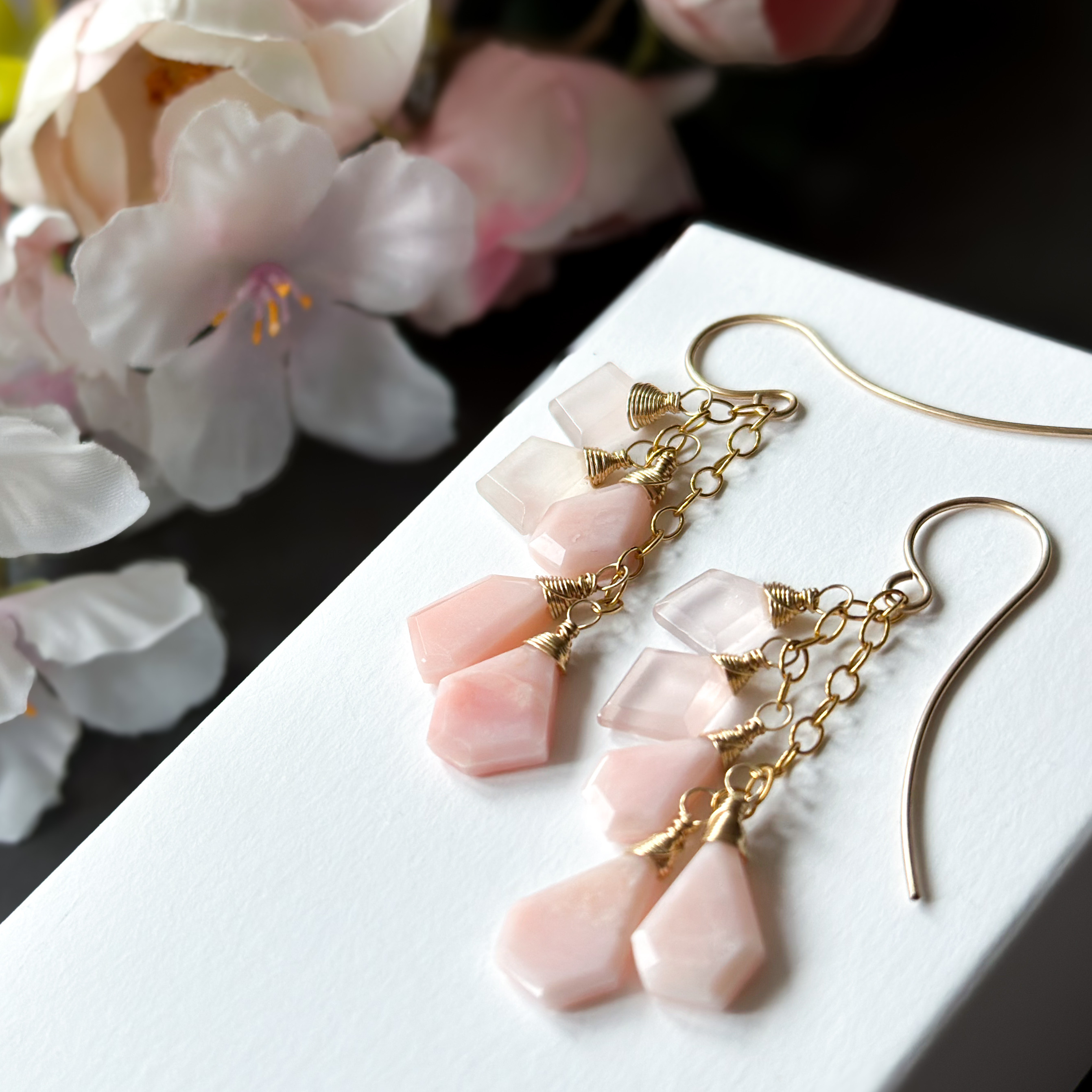 ピンクオパールとローズクォーツのひらり桜ピアス／イヤリング*天然石