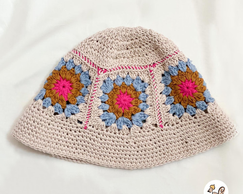 グラニースクエア♡お花モチーフの耳当て付きニット帽　レッド×ベージュ maxresdefault.jpg