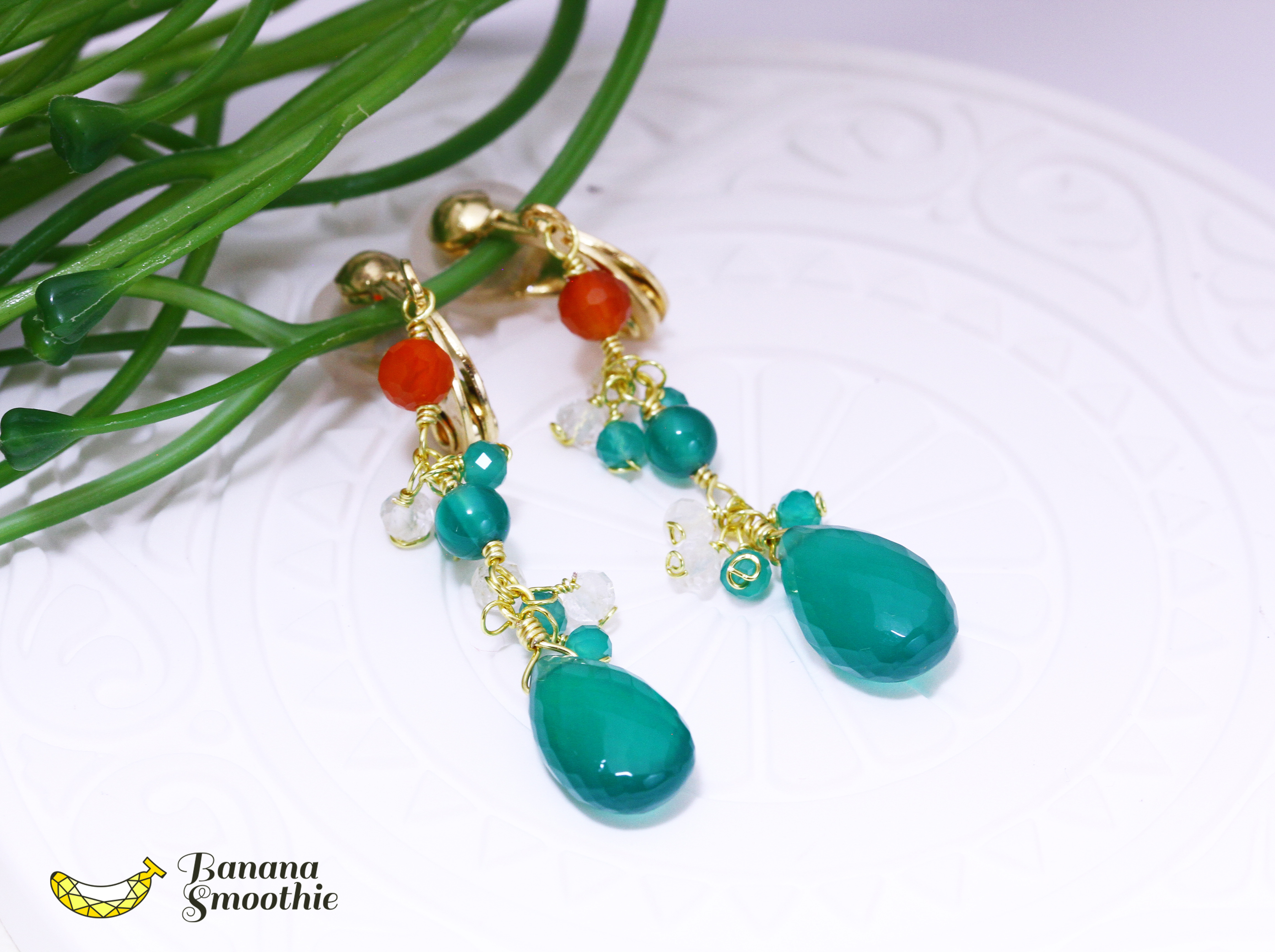 煌びやかな耳元に グリーンオニキス ペアシェイプ × カーネリアン × 水晶 イヤリング(ピアス変更可)