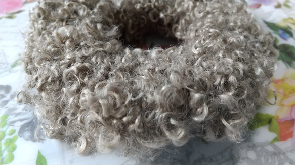 ふわふわの毛糸で編んだシュシュ　◆ファーヤーン　ブラウングレープードル◆ 2枚目の画像
