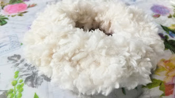 ふわふわの毛糸で編んだシュシュ　◆ファーヤーン　ホワイトベアー◆ 2枚目の画像