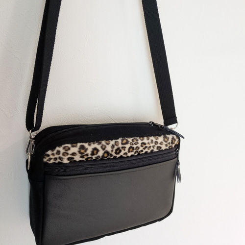 レオパード柄×本革製ファスナーポケットのショルダーバッグ アニマル柄