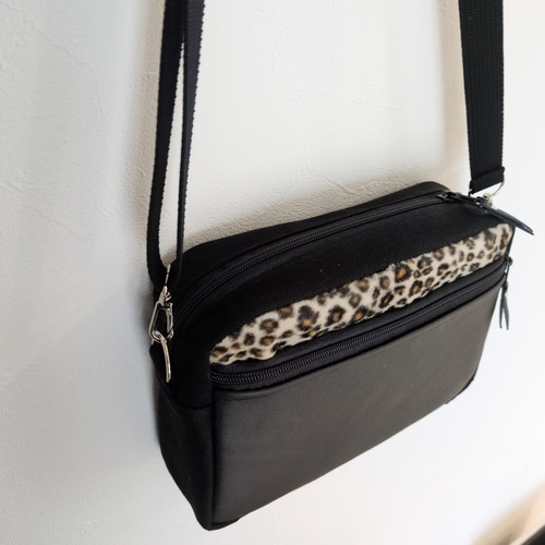 レオパード柄ストラップ ブラックバッグ レオパード柄×本革製ファスナーポケットのショルダーバッグ アニマル柄