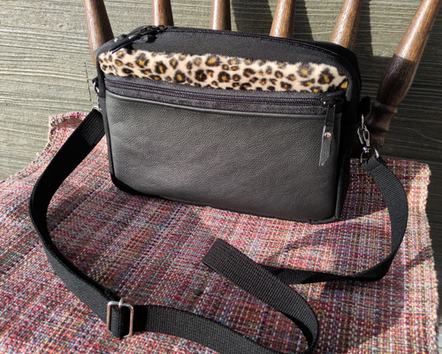 レオパード柄ストラップ ブラックバッグ レオパード柄×本革製ファスナーポケットのショルダーバッグ アニマル柄