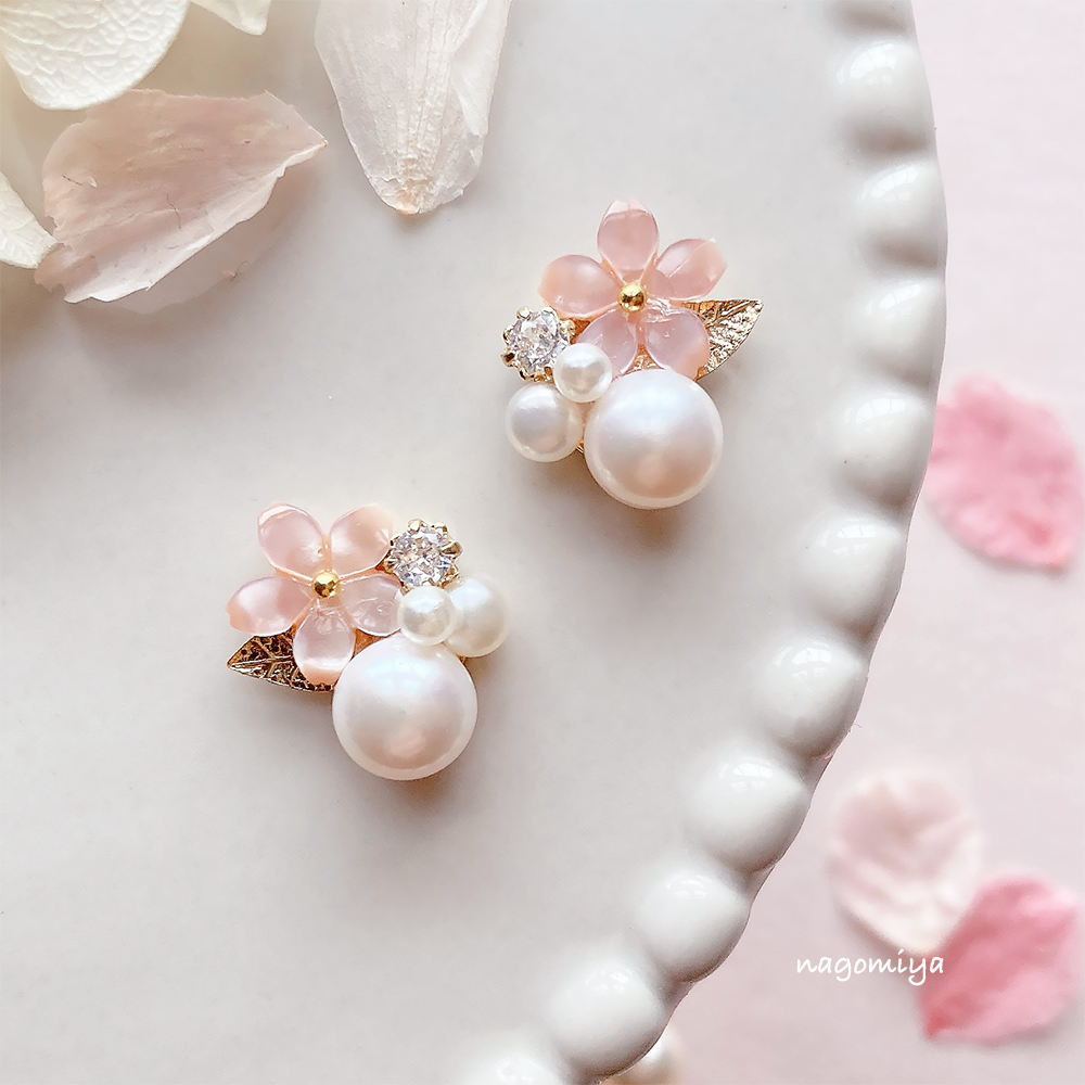 ピアス　薔薇　白　パール　ビジュー　ミルキーカラー　ピンク　ビーズチャーム 特集掲載 / 再販】 桜 × 淡水パール ビジュー ピアス イヤリング 金属