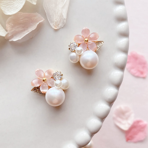 ピアス　薔薇　白　パール　ビジュー　ミルキーカラー　ピンク　ビーズチャーム 特集掲載 / 再販】 桜 × 淡水パール ビジュー ピアス イヤリング 金属