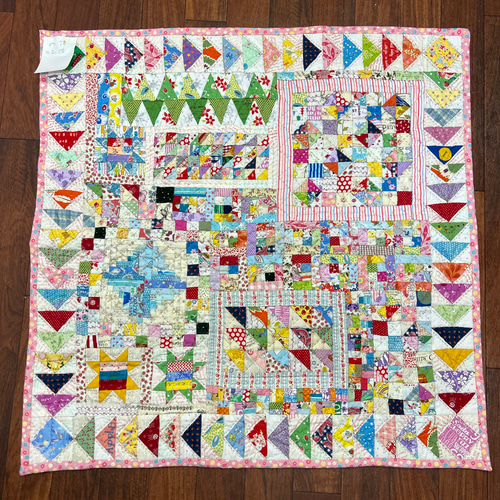 カラフルな花柄パッチワークキルト e4bf44e915a046caf1a1112902675b