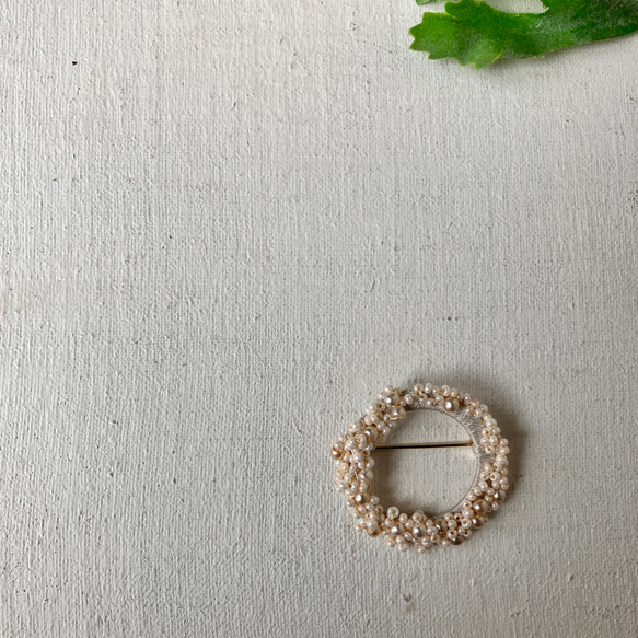 チェコパールビーズと絹糸のブローチ　大A　　beaded circle brooch　 2枚目の画像