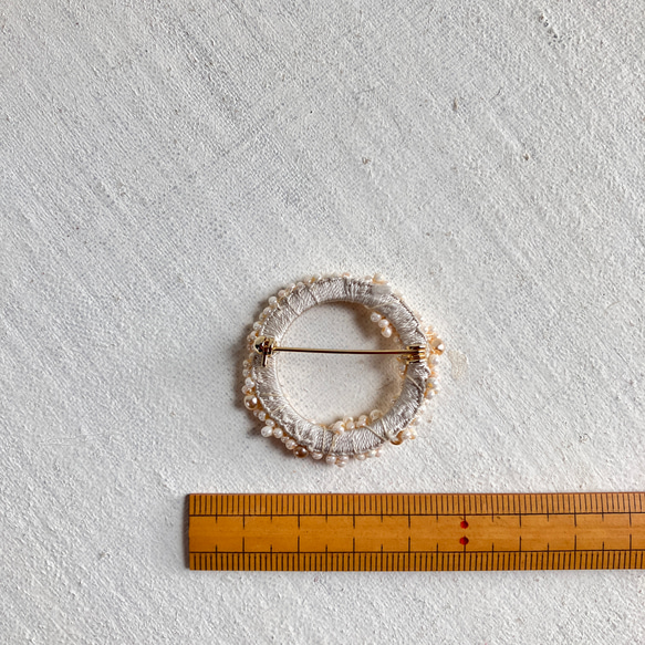 チェコパールビーズと絹糸のブローチ　大A　　beaded circle brooch　 6枚目の画像