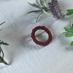 紅い極小フランスアンティークビーズと絹糸のブローチ　大A　circle brooch　 3枚目の画像