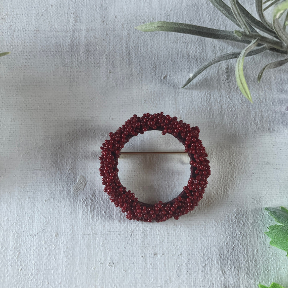 紅い極小フランスアンティークビーズと絹糸のブローチ　大A　circle brooch　 1枚目の画像