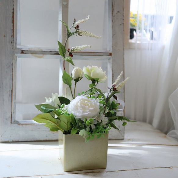 ホワイト×グリーンのアレンジメント 爽やか 上品 モダン 直送可能 玄関