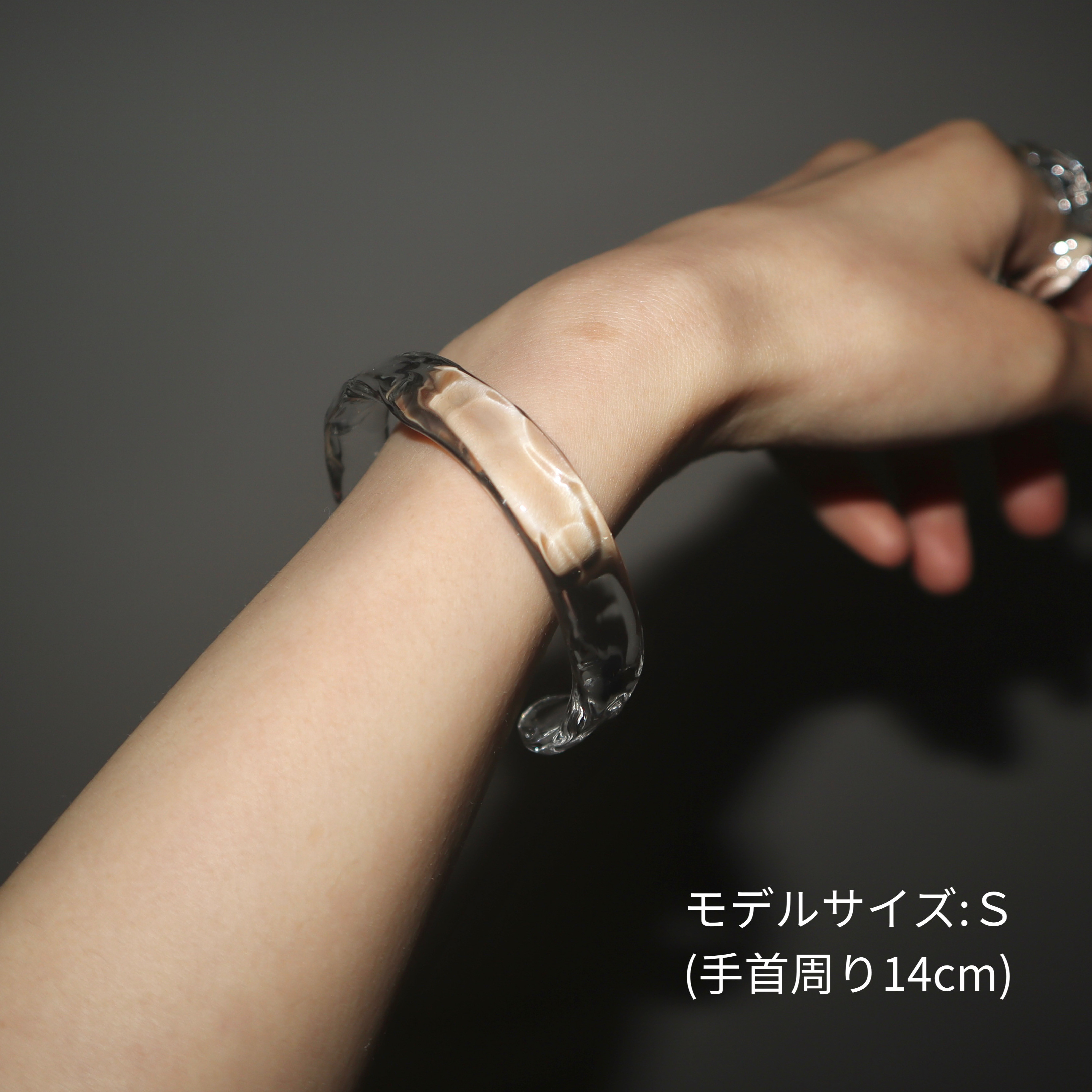 [もれなくガラスのイヤーカフをプレゼント]氷のガラスバングル