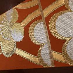 2039 豪華刺繍　鮮やかな帯から作った正絹テーブルランナー 3枚目の画像