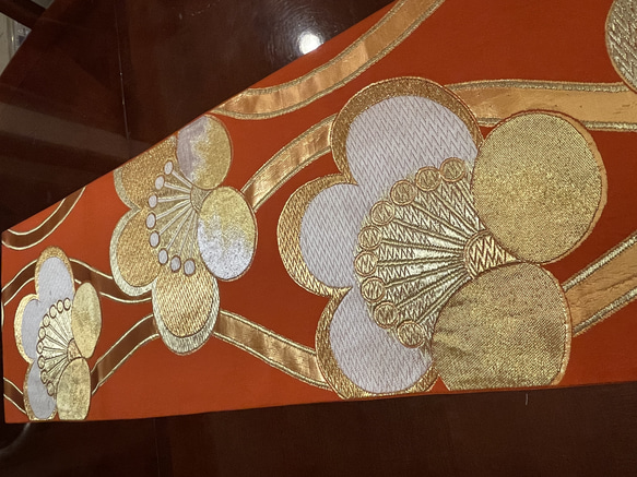 2039 豪華刺繍　鮮やかな帯から作った正絹テーブルランナー 4枚目の画像