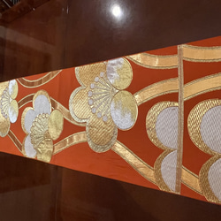 2039 豪華刺繍　鮮やかな帯から作った正絹テーブルランナー 5枚目の画像