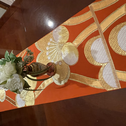 2039 豪華刺繍　鮮やかな帯から作った正絹テーブルランナー 1枚目の画像
