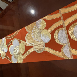 2039 豪華刺繍　鮮やかな帯から作った正絹テーブルランナー 2枚目の画像