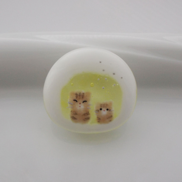 かまくらの猫　ガラス　帯留め　ヘアゴム　ブローチ　ネックレス　バッグチャーム　ねこ　茶トラ 1枚目の画像