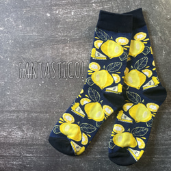 レモン柄ユニセックス靴下❤️スケーターソックス グラフィックポップアート プレゼントプチギフト 北欧デザイン刺繍果物檸檬 2枚目の画像