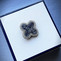 ビーズ刺繍のブローチ　-お花(ブルー)flower- 3枚目の画像