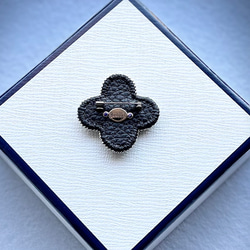 ビーズ刺繍のブローチ　-お花(ブルー)flower- 6枚目の画像