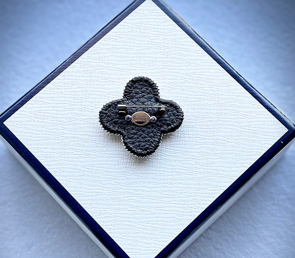 ビーズ刺繍のブローチ　-お花(ブルー)flower- 6枚目の画像