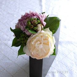 【ブーケ アレンジメント】　クリームホワイトのローズとマムのエレガントなアートフラワーブーケ　インテリア  造花　花束 1枚目の画像