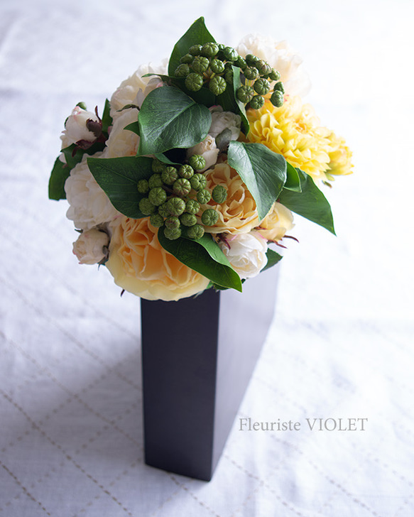 【ブーケ アレンジメント】　イエローローズとグリーンベリーのアートフラワーブーケ　インテリア　造花　花束 1枚目の画像