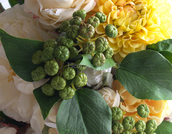【ブーケ アレンジメント】　イエローローズとグリーンベリーのアートフラワーブーケ　インテリア　造花　花束 4枚目の画像