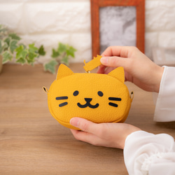 茶トラ ねこちゃんのお腹みたいな手触りもちもちポーチ タレ目ねこ