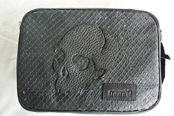 リアルスカル、ヘビ革（型押し）スモールショルダー。 4枚目の画像