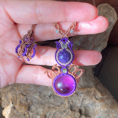 『麗紫』アメジストとスコロライトのマクラメペンダントネックレス 麗紫』アメジストとスコロライトのマクラメペンダントネックレス