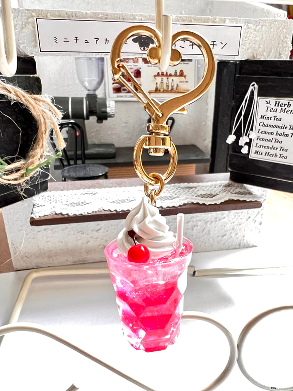 【クリームソーダ】ピンク　昭和レトログラス　キーホルダー　ミニチュアフード　 2枚目の画像