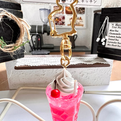 【クリームソーダ】ピンク　昭和レトログラス　キーホルダー　ミニチュアフード　 3枚目の画像