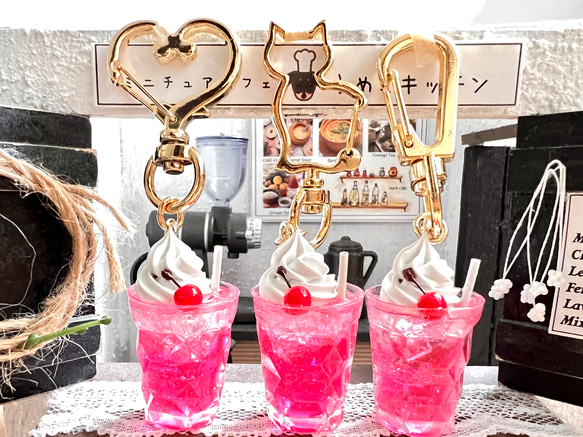 SALE クリームソーダ プラスチック プレート キーホルダー 当時物 クリームソーダ】イエロー 昭和レトログラス キーホルダー
