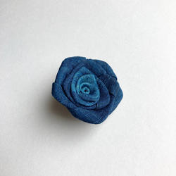 藍染めのバラ　コサージュブローチ2 2枚目の画像