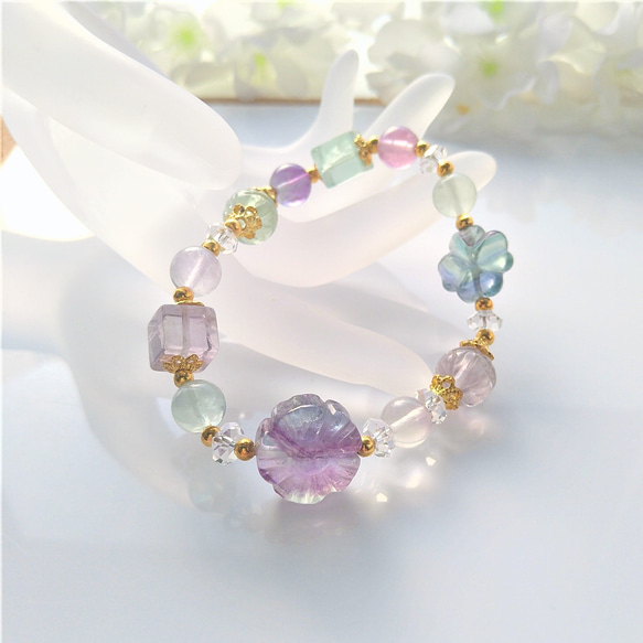 魅力を引き出す~ブレスレット 天然石 フローライト 花 彫刻 魅力を引き出す~ブレスレット 天然石 フローライト 花 彫刻