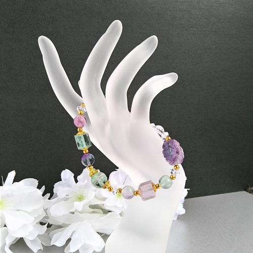 魅力を引き出す~ブレスレット 天然石 フローライト 花 彫刻 魅力を引き出す~ブレスレット 天然石 フローライト 花 彫刻