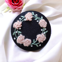 チェリーピンク のバラ 刺繍　【ブローチ／ヘアゴム】 1枚目の画像