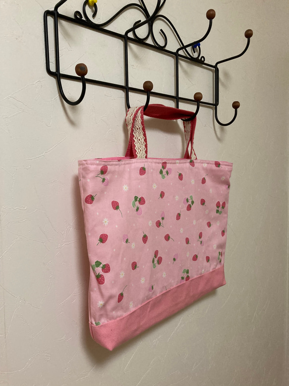 可愛い苺柄のレッスンバッグ（ピンク） 2枚目の画像