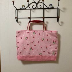 可愛い苺柄のレッスンバッグ（ピンク） 1枚目の画像