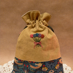 花束のオトナ刺繍巾着ポーチ 1枚目の画像