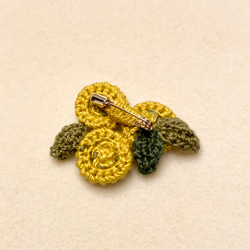 『送料無料』 camellia crochet   椿モチーフのブローチ　mustard yellow 5枚目の画像