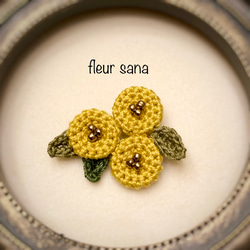 『送料無料』 camellia crochet   椿モチーフのブローチ　mustard yellow 2枚目の画像